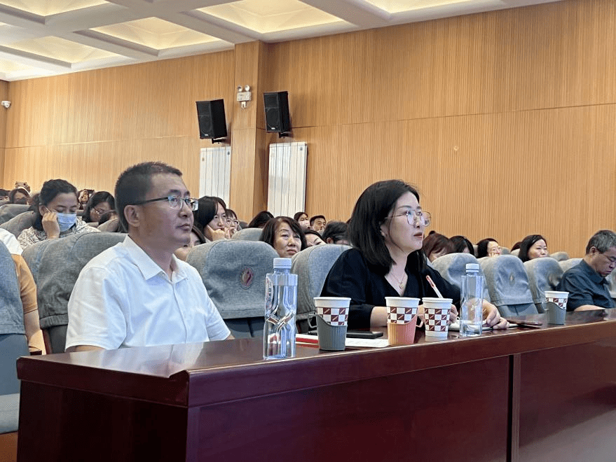 因此,帮助孩子及早学会控制自己的情绪,教给孩子情绪管理的技巧,对