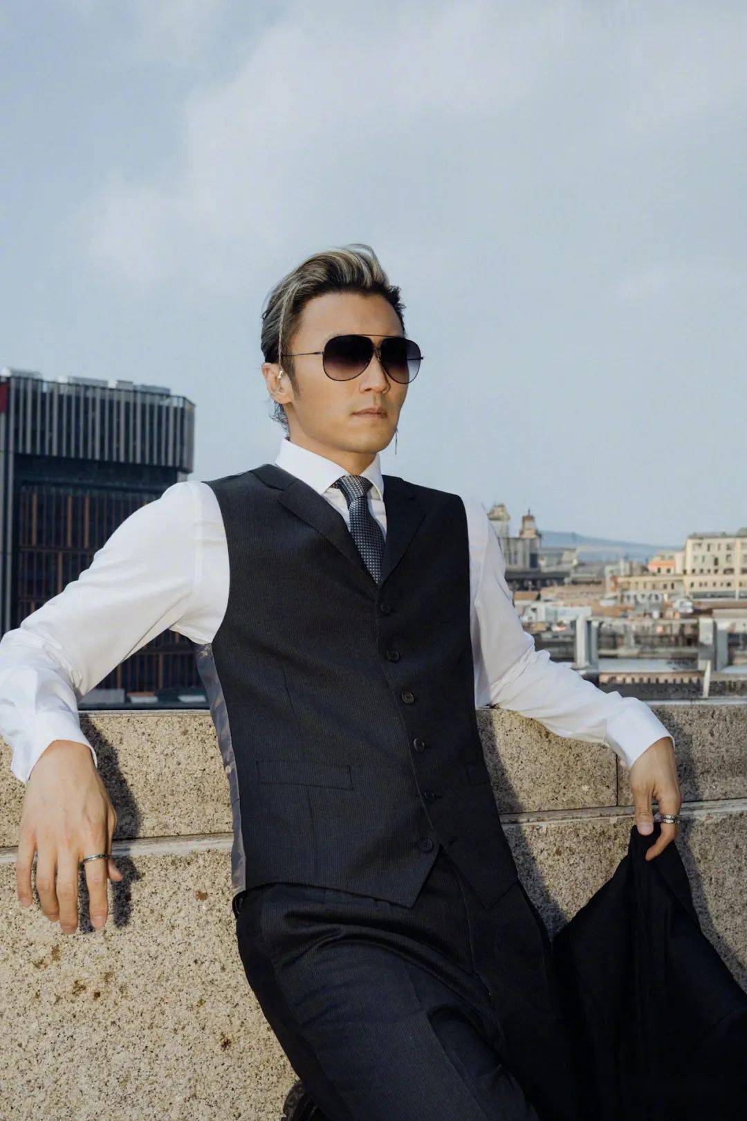 谢霆锋上海亮相 天台戴黑超留影极似四哥型佬味_合作_电影_黑色