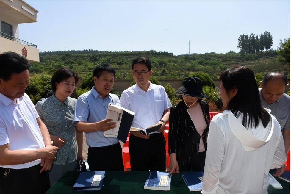 普查与保护工作成果展和枣庄市图书馆"追根溯源,修心正身"馆藏家谱展