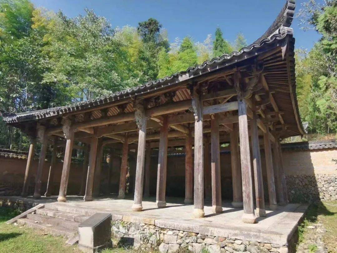 寺廟由山門,鐘樓,大殿,三清殿,馬仙宮,梅氏宗祠等建築組成,是一組兼有