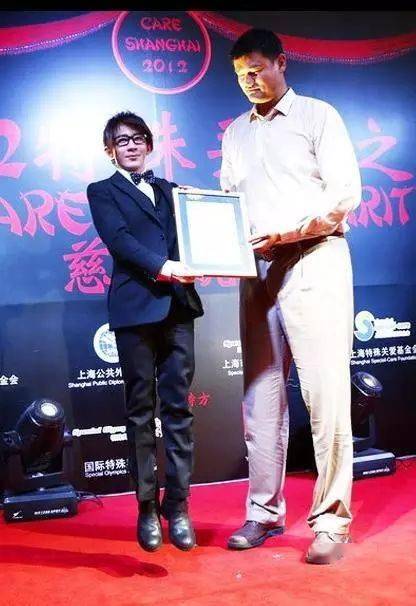 有一种勇气叫与姚明合影!最后笑喷了_韩红_丁俊晖_刘翔