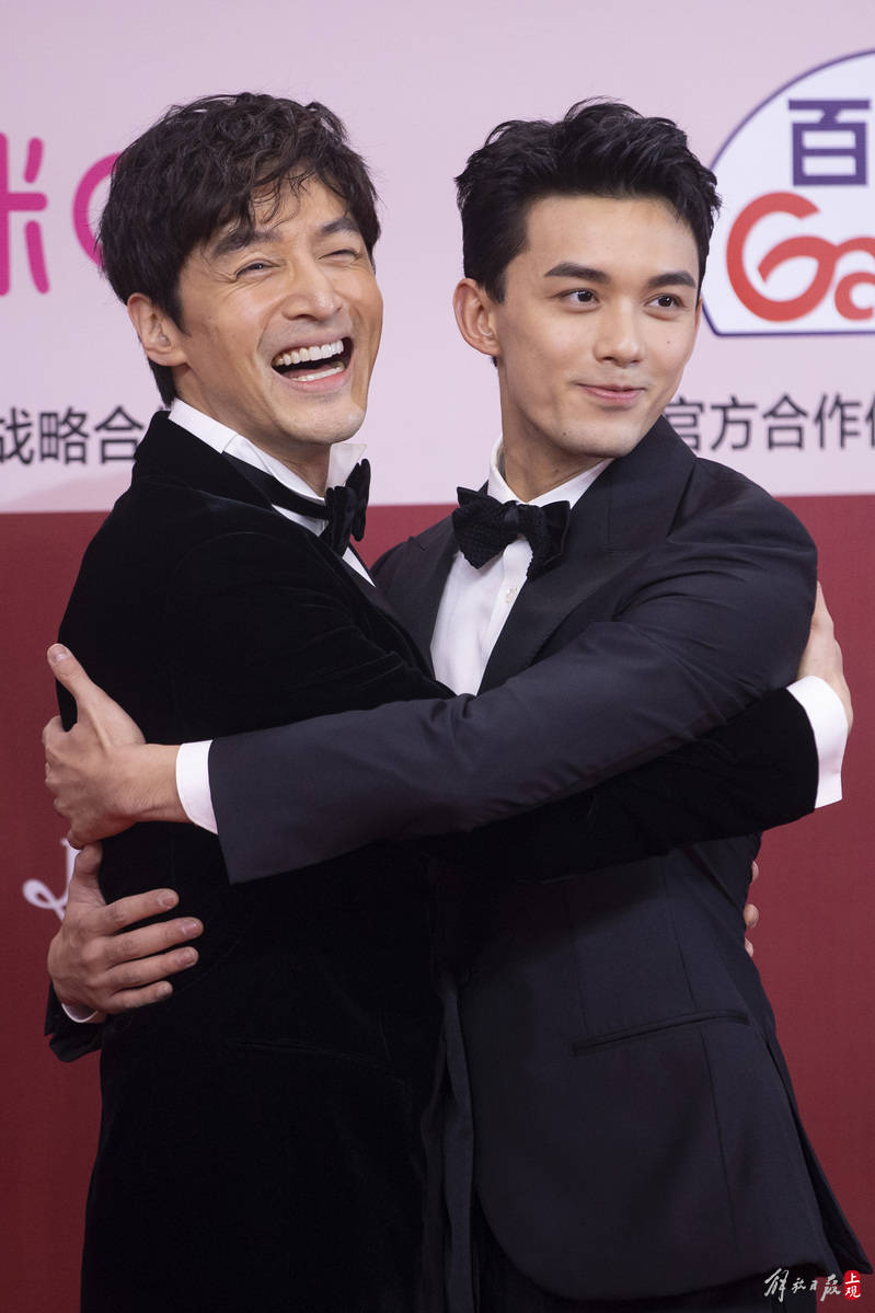 胡歌抱起了吴磊,倪妮长裙火上热搜……上海电影节金爵盛典红毯星光
