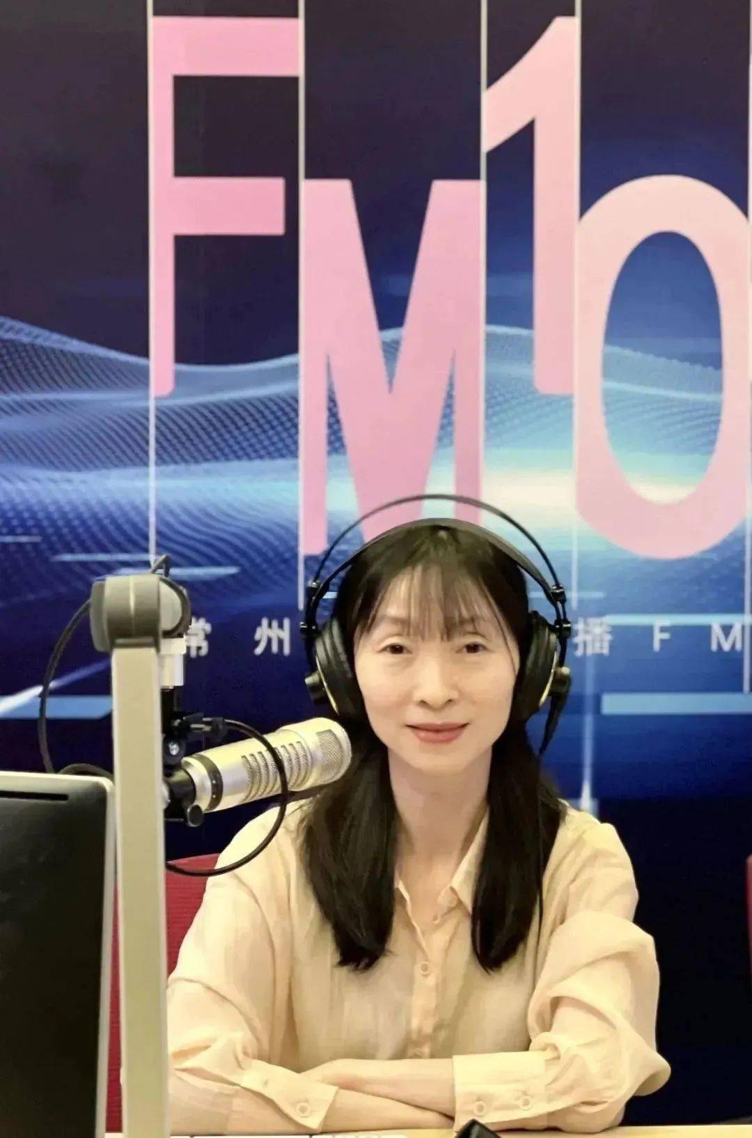 广州fm1052主持人照片图片