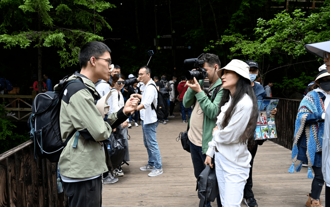 媒体看九寨丨法媒记者近距离感受九寨沟旖旎魅力