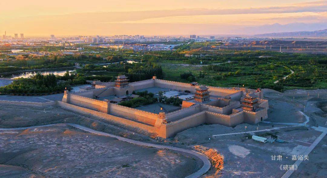 嘉峪关关城是一幅美丽画卷