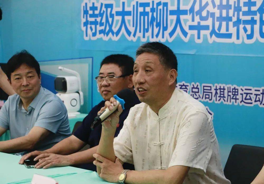 看点丨73岁高龄以一敌十 "棋王"柳大华来渝上演盲棋绝技赢得满堂彩