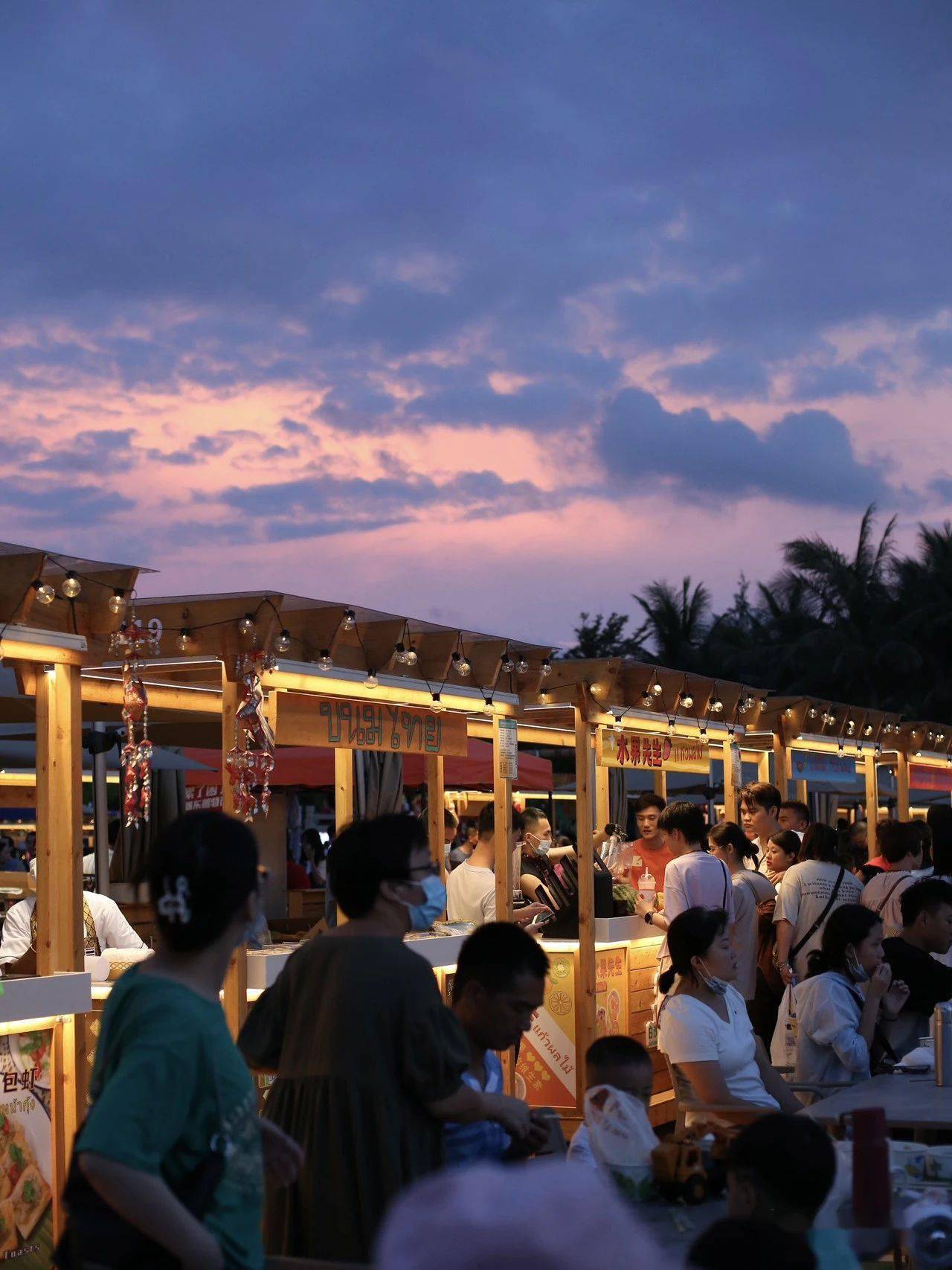 浅逛一下号称亚洲第一单体最大的海口白沙门夜市_人流_小吃街_沙滩