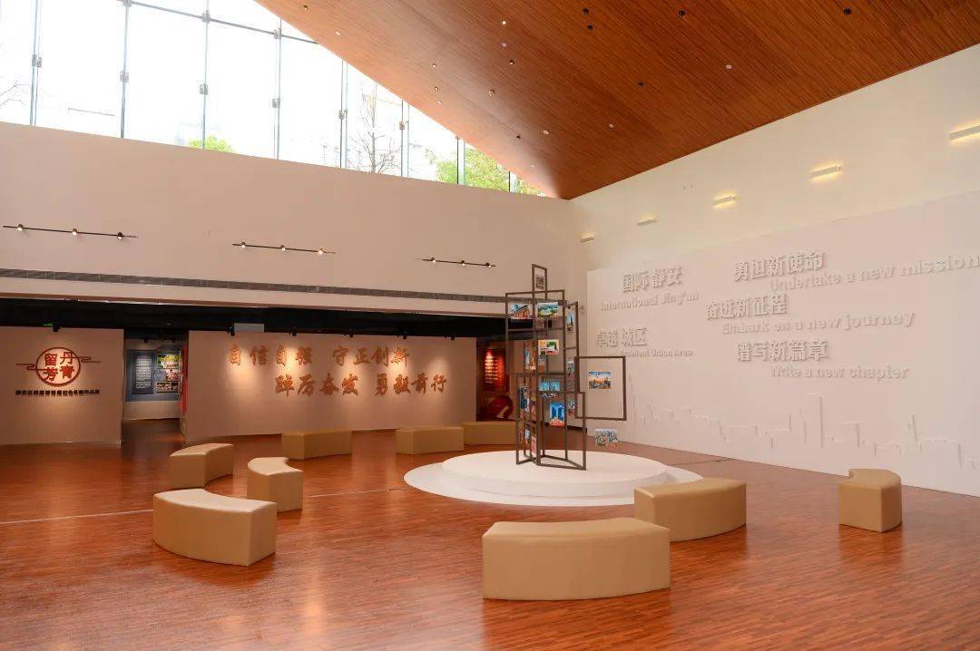 新馆一楼及地下一楼的开放式展厅,是正在举办的《喜庆二十大 档案颂