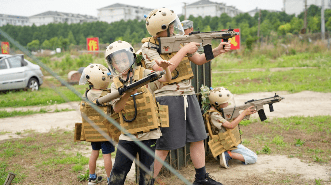 在这里,孩子们的体力与智力得到了锻炼,同时收获满满"战友情".