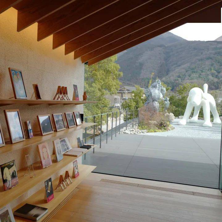 大原美术馆再如位于冈山县的仓敷古镇是一座近似于中国江南水镇的小镇