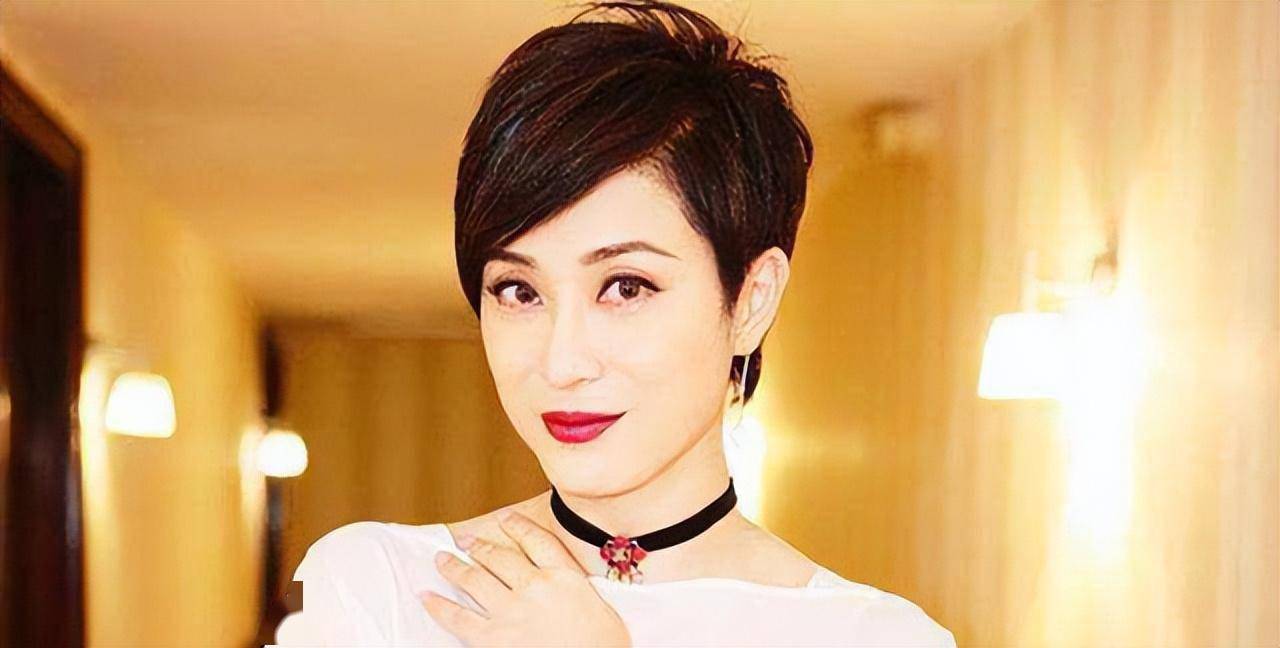 这段感情对陈法蓉来说还是伤害挺深的,后来她出席在节目《志云饭局》