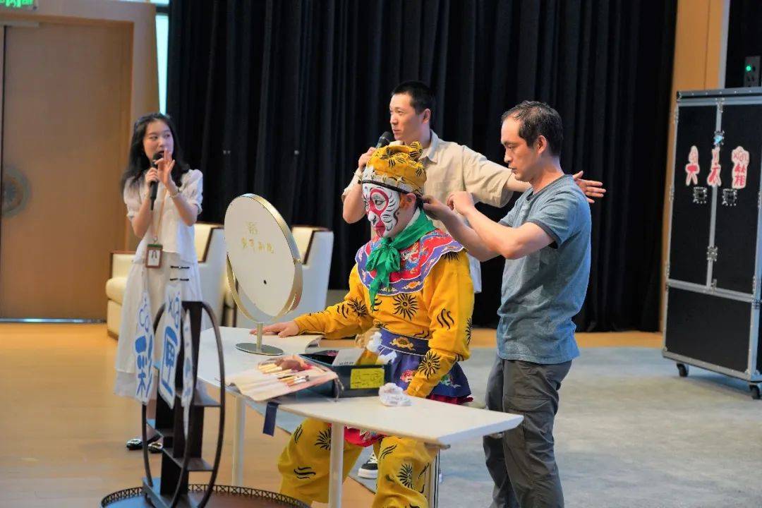 打开孙悟空的"彩匣子",认识一下"一口钟""反葫芦""倒栽桃";拿起金箍棒