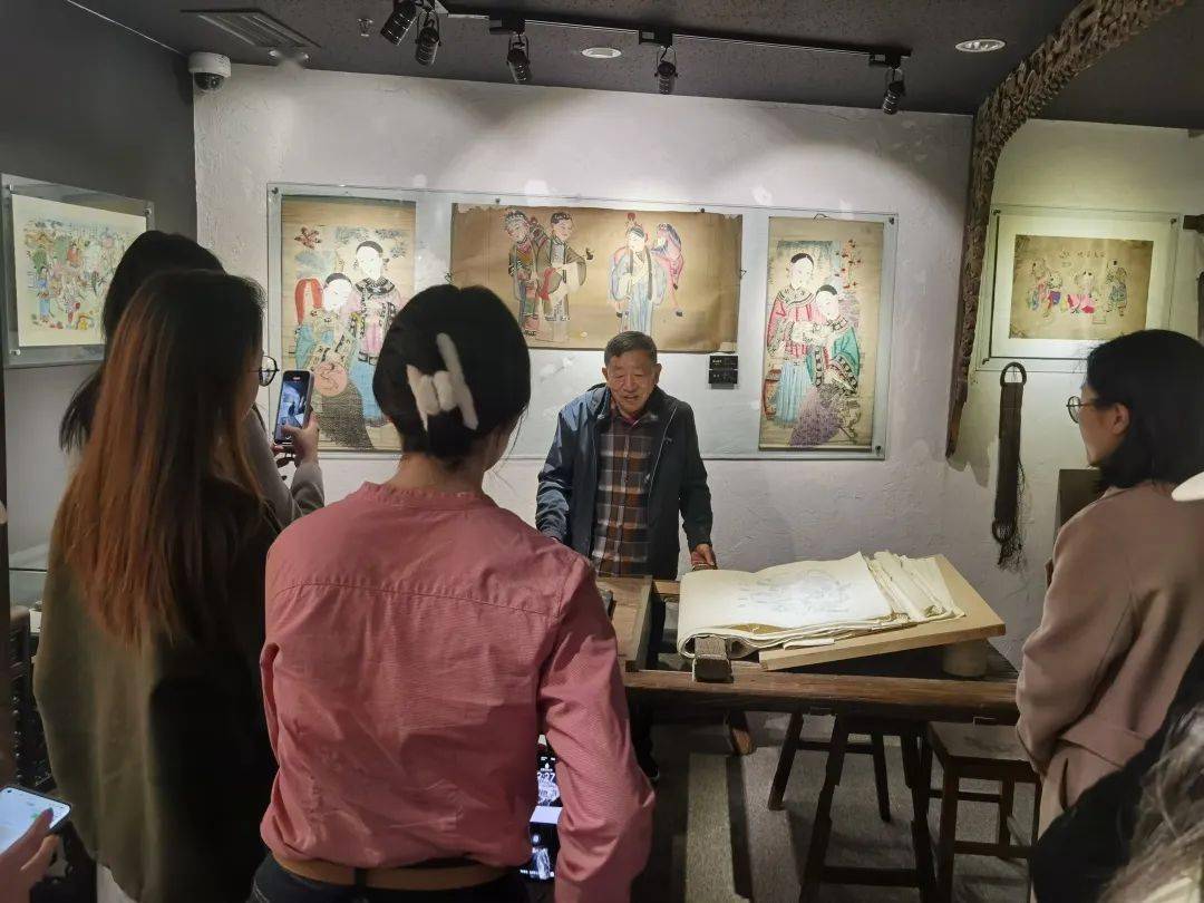 国家非物质文化遗产杨柳青年画第六代传人霍庆有和第七代传承人霍树林