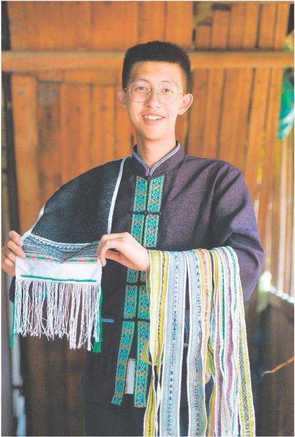 龙胜:15岁少年"痴迷"侗锦成"老师"_吴昊杰_花纹_年级