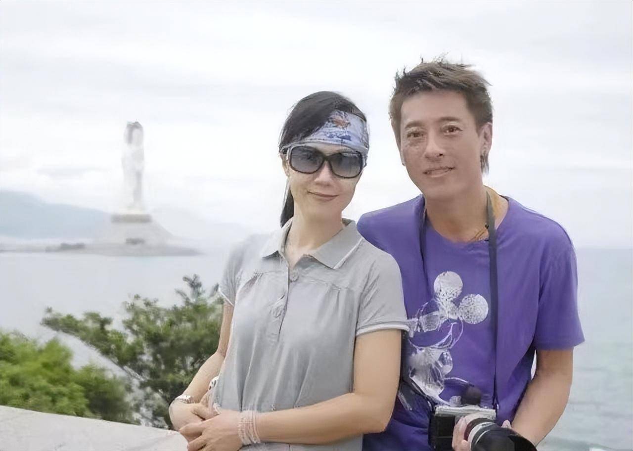 吕颂贤妻子罕见露面!穿衣简单大气却挺耐看,俩人越看越有夫妻相