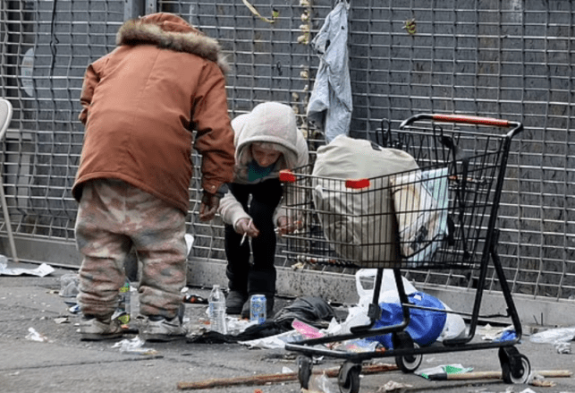 美国费城街头成群吸毒者弯腰横行_画面_毒品_甲苯