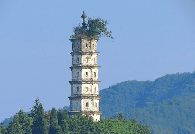 梅城南北的山峰上,各有一座七层宝塔,分别为南峰塔和北峰塔,它们隔江