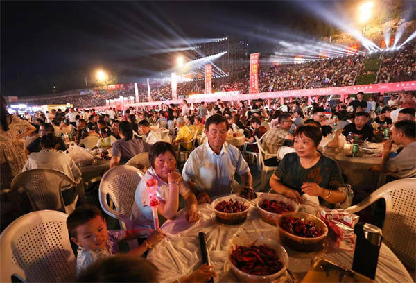 江苏盱眙:3万人共赴龙虾宴 现场火热停不"虾"来