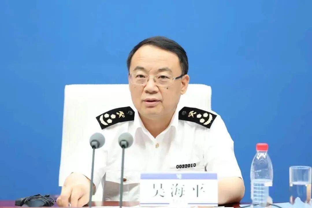 海关总署综合业务司司长吴海平,海关总署综合业务司副司长林少滨介绍