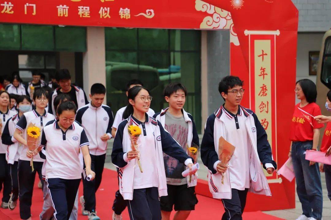 玉环市清港中学五百多名学子依次