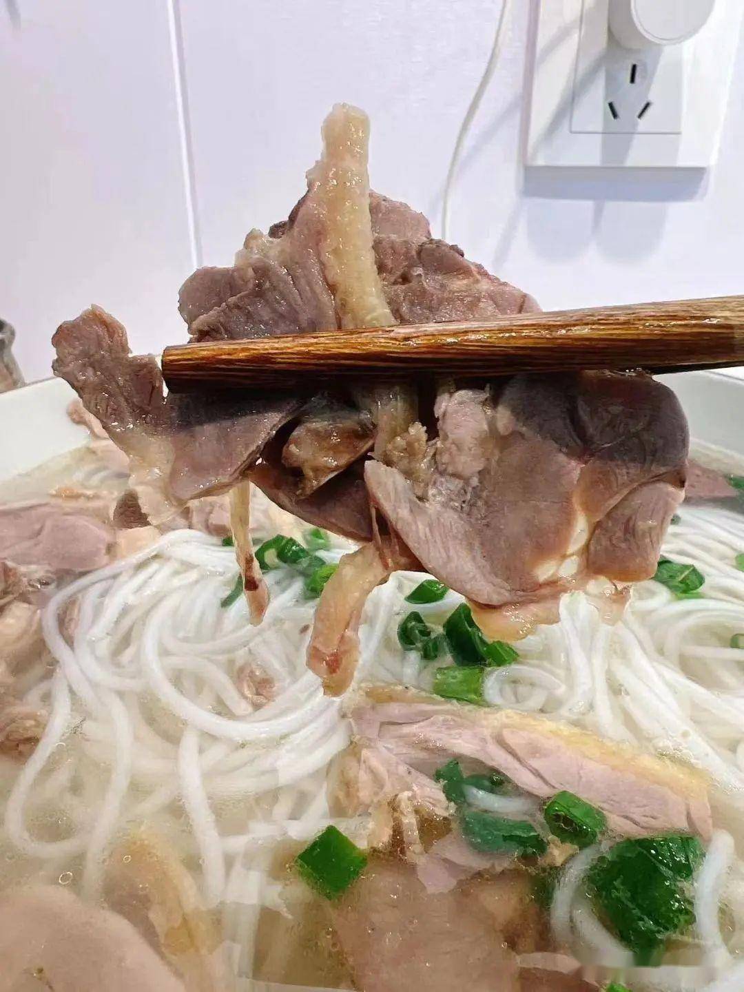 不仅有鹅肉老板还在里面加入了鹅血真的是非常"实在"刚做出来的米线色