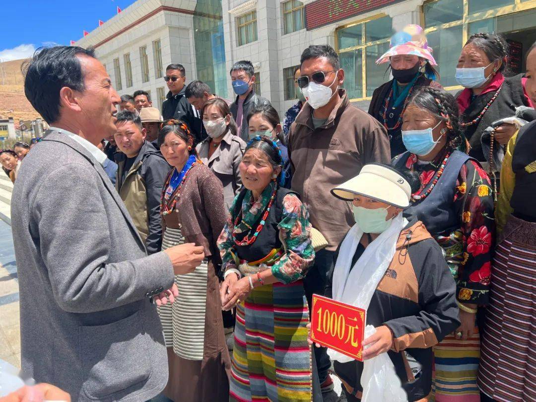 仪式上,县委书记张彦雄和县委副书记罗杰为岗巴县6所小学30余名受助