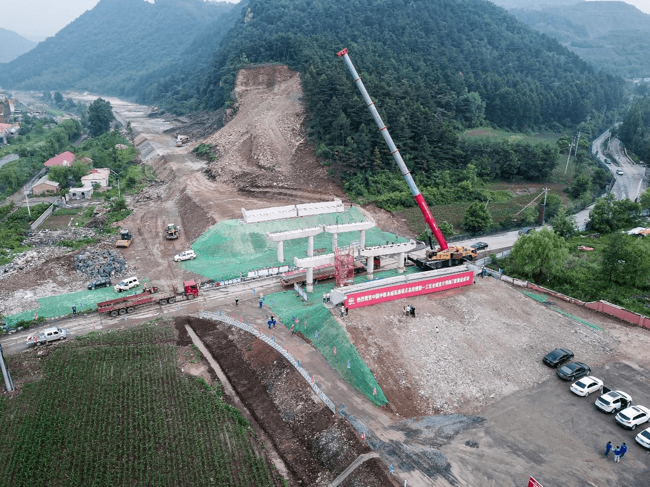本桓高速公路全线首片预制t梁成功架设_项目_本溪_交通