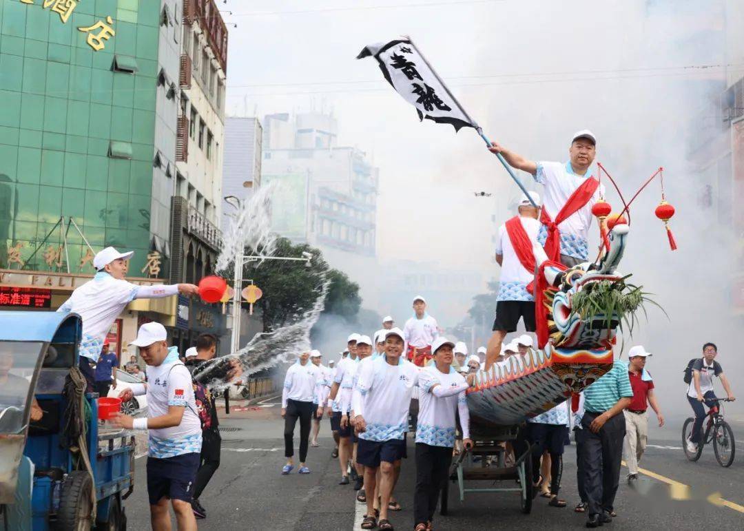 陳天雨/攝吸引眾多市民來到江邊觀看舉行下水儀式前往金鐘潭龍王廟