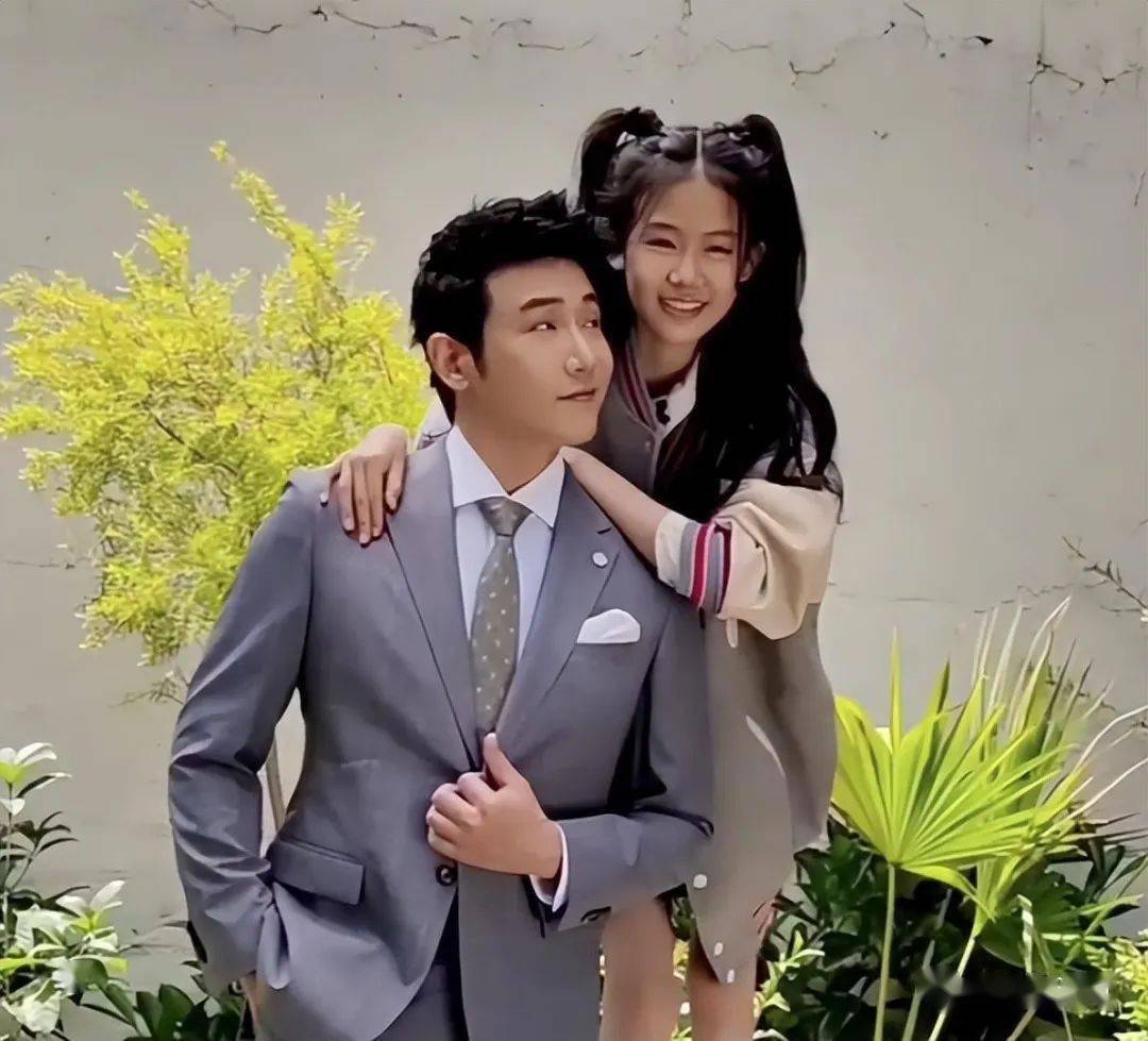 陆毅父女拍写真,贝儿双腿太细遭质疑,鲍蕾晒花絮视频力证未p图_爸爸