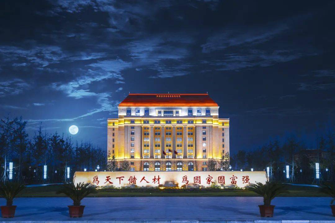 在这里,学生可以体验无人驾驶小车,在云室看宇宙射线,到智慧城市大