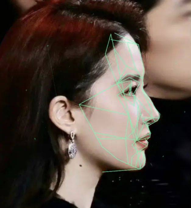 然而,刘亦菲的侧脸边线几乎完美套入"马夸特面具",虽然眼睛不够"凹陷"