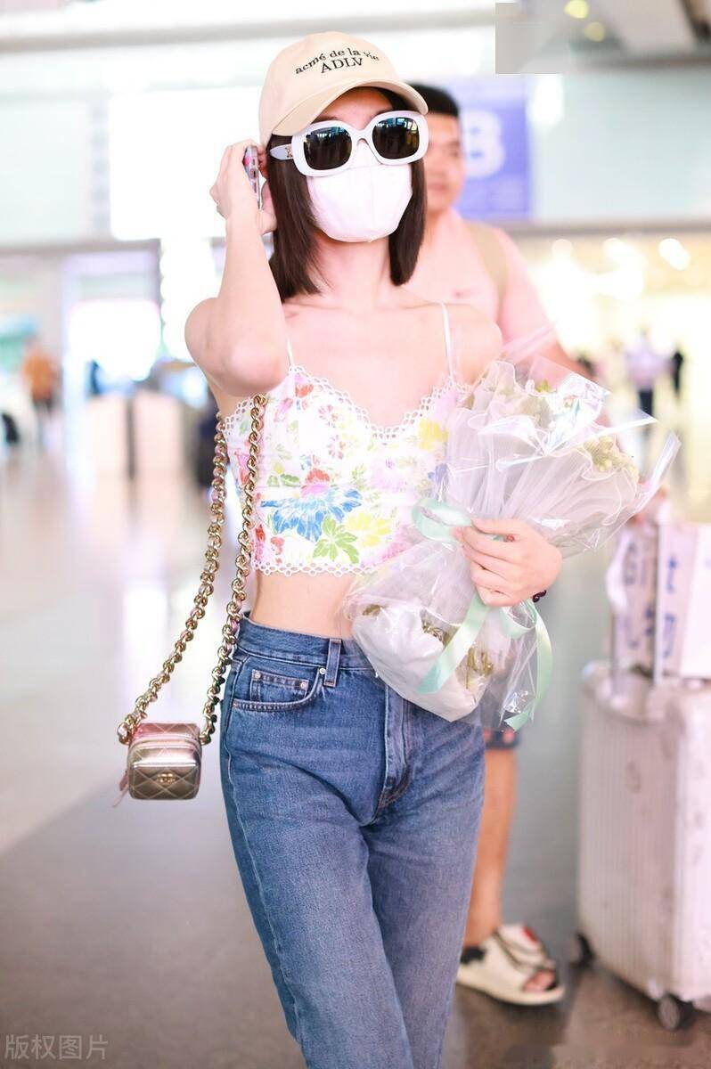 街拍:毛晓彤印花背心 修身裤 墨镜时尚清爽_机场_上海