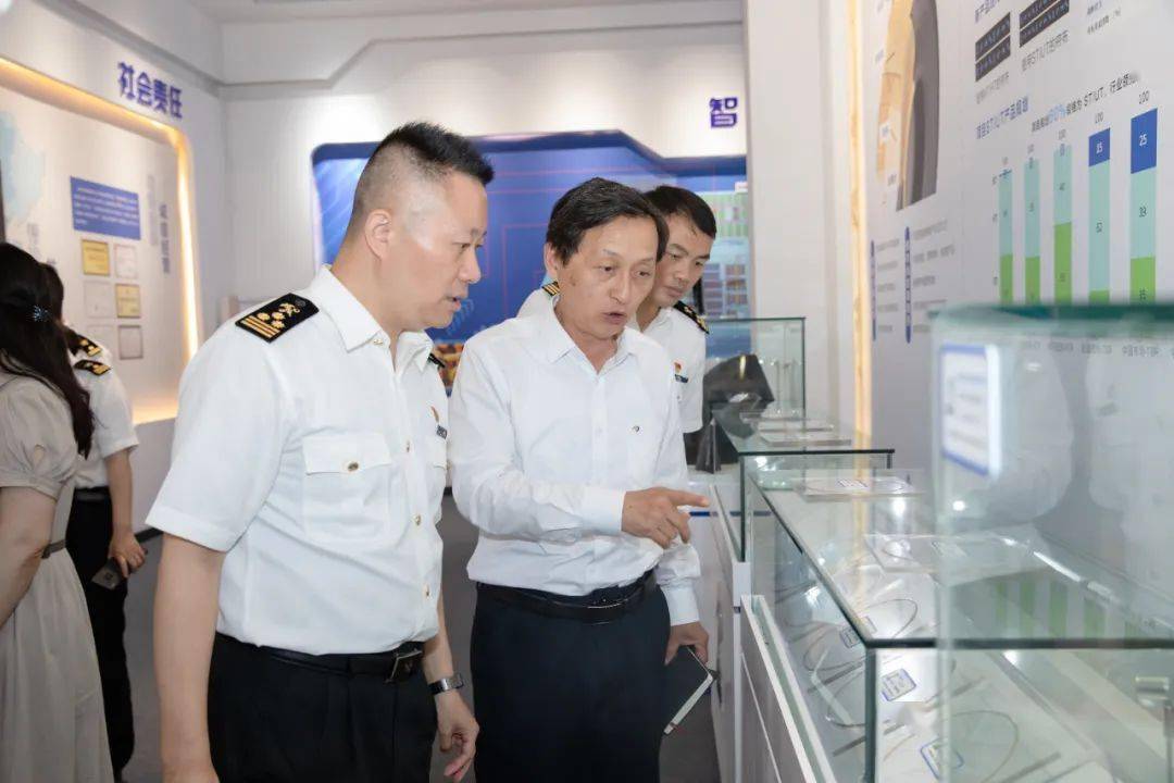 张年春向李琰一行介绍"中天牌"产品往期回顾中天淮安公司成为新型装备