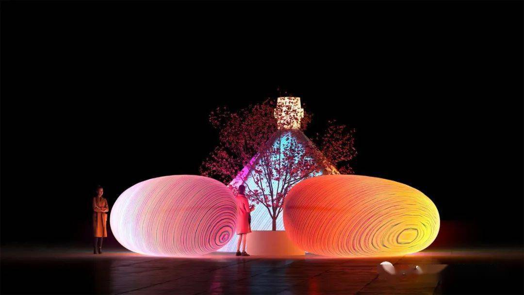 澳大利亚eness艺术设计团队的灯光装置作品《tree man》,一对发光的