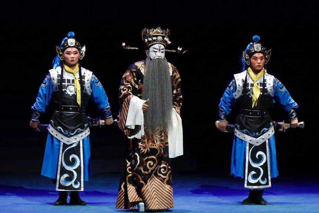 演员们摔跌翻扑,动作干净利落,展现出漯河市豫剧团武打演员们实打实的
