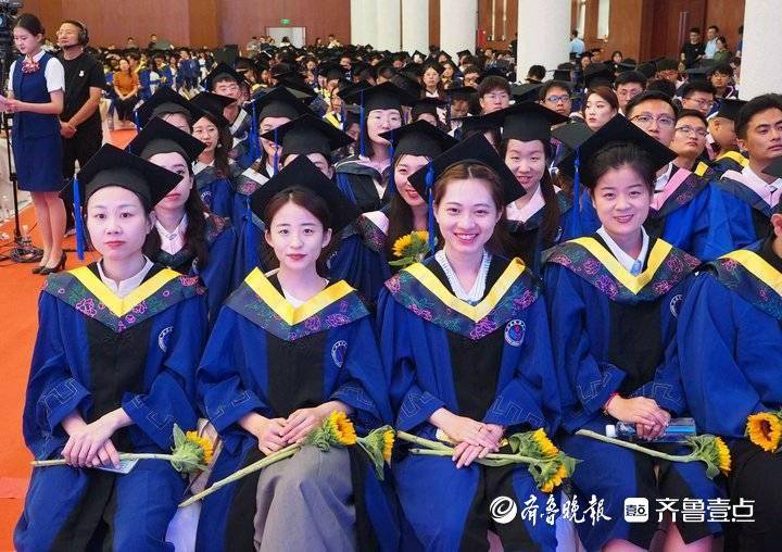 山东师范大学为博士硕士研究生举行毕业典礼和学位授予仪式_毕业生