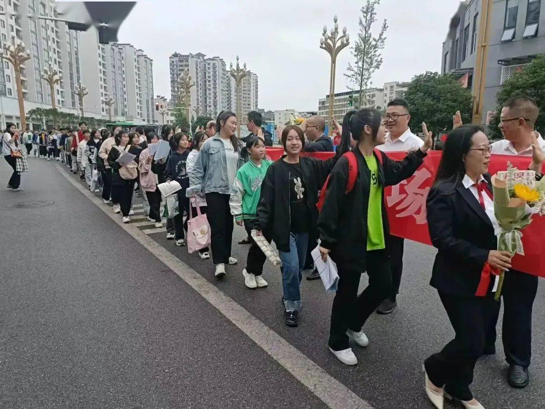 滎經縣嚴道二中老師為中考學子加油滎經縣老師擊掌助力雅安市田家炳