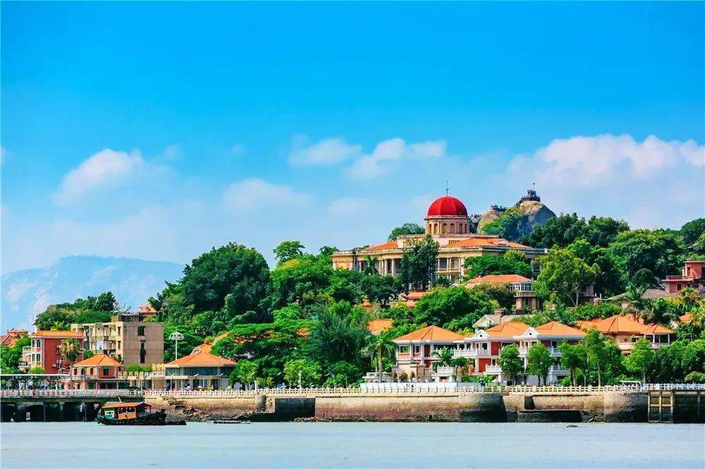 漫步海上花园鼓浪屿,登网红山海步道观日落,打卡帆船出海,品老别墅