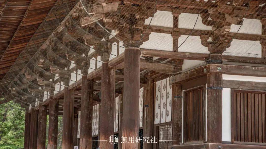 佛光寺东大殿面阔七间,进深四间,屋顶样式为庑殿顶,平面用金厢斗底槽