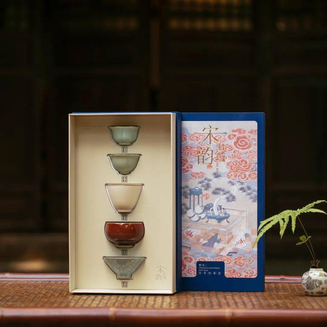 "一品香泉轻涛起,香生玉暖,雪溅紫瓯园"中国人爱茶,喝上一杯好茶仿佛