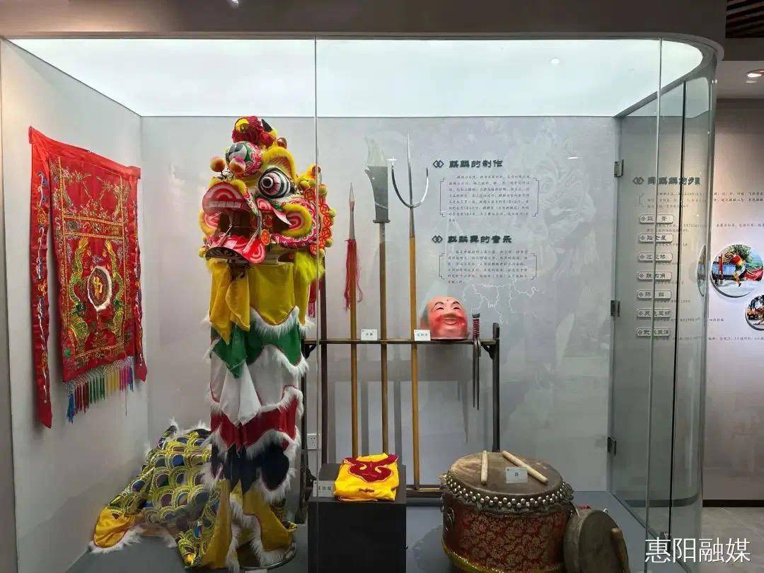 展览馆汇集了19个非遗项目的摆设物品,如黄金酥丸制作工艺,淡水客家