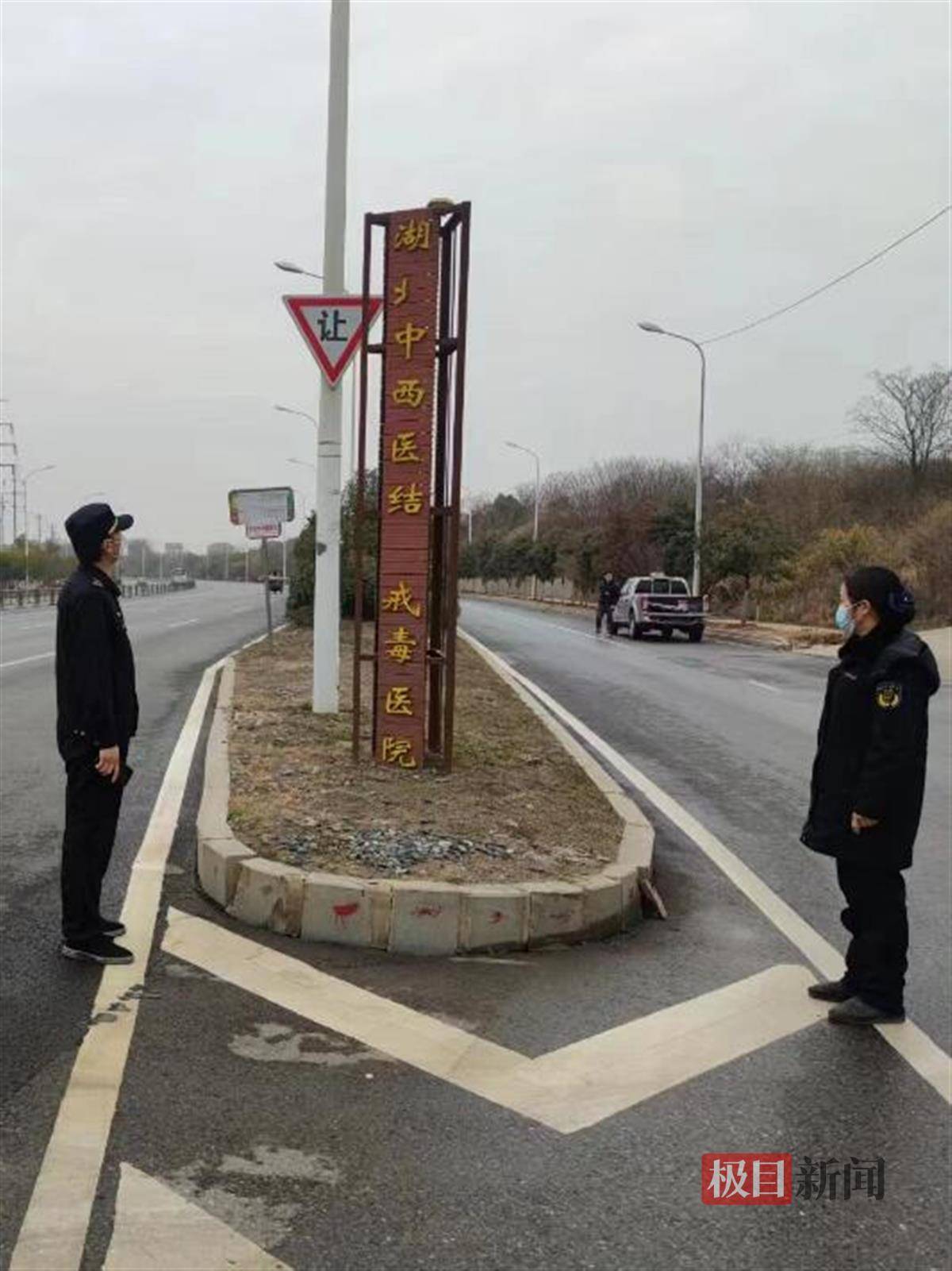 路旁招牌摇摇欲坠城管路长出手除隐患