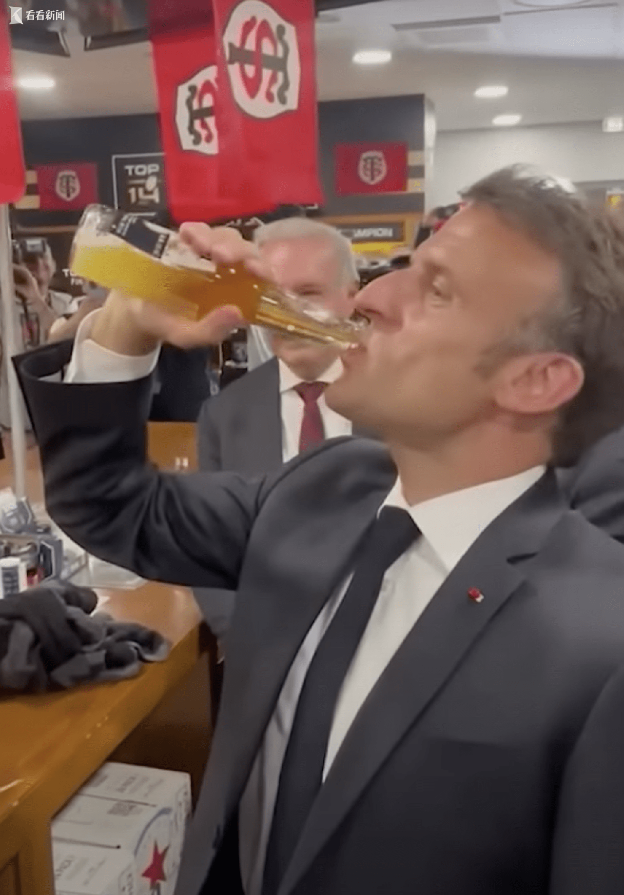 慶祝法國球隊奪冠 馬克龍當場對瓶吹啤酒