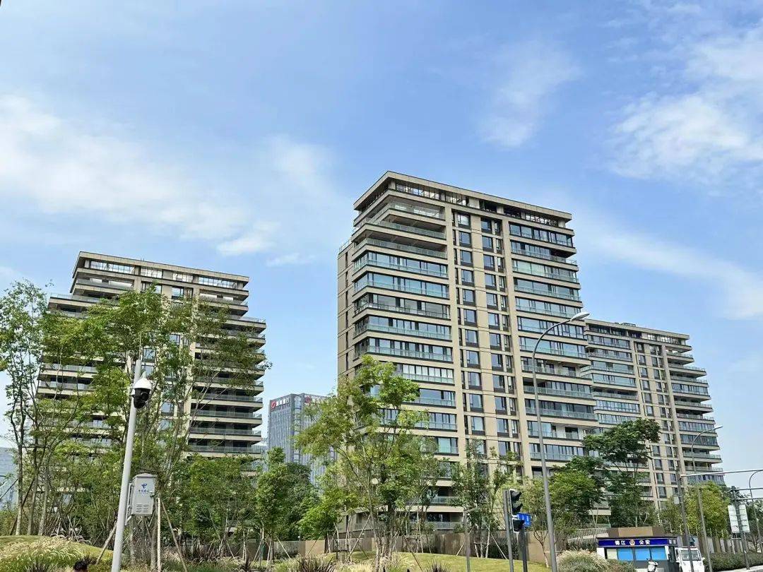 街以东,地块北侧是已建成的写字楼锦江之春,西南方与蜀瑞苑隔街相望