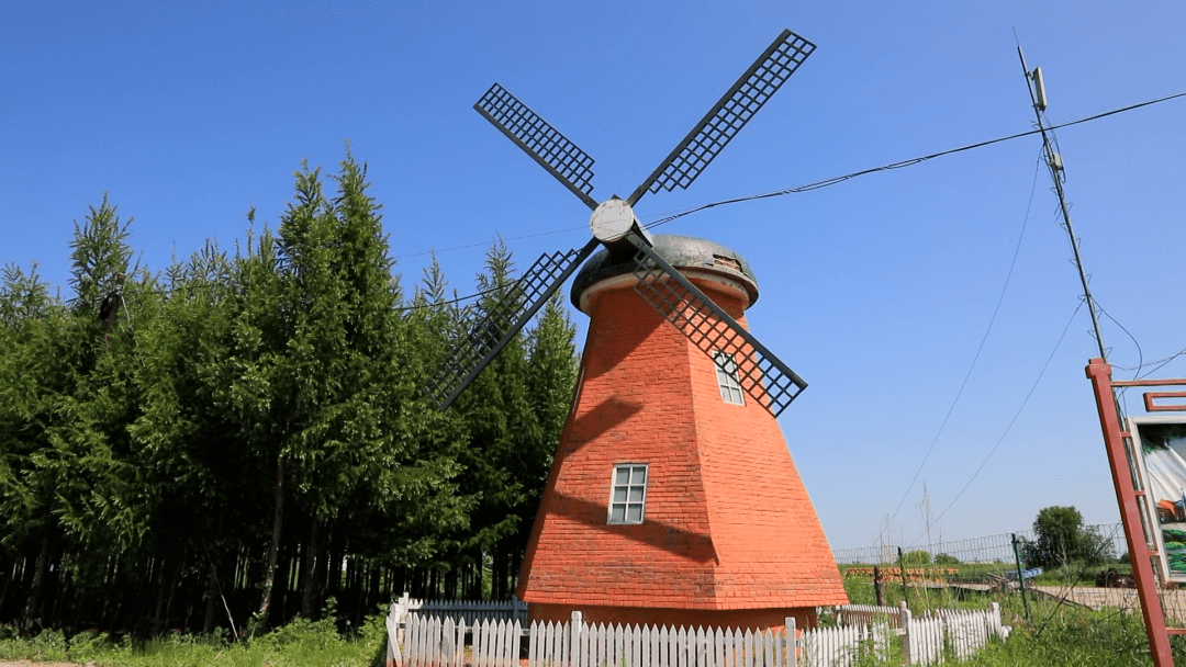 大风车(央广网发 今日逊克供图)套娃广场(央广网发 今日逊克供图)黎明