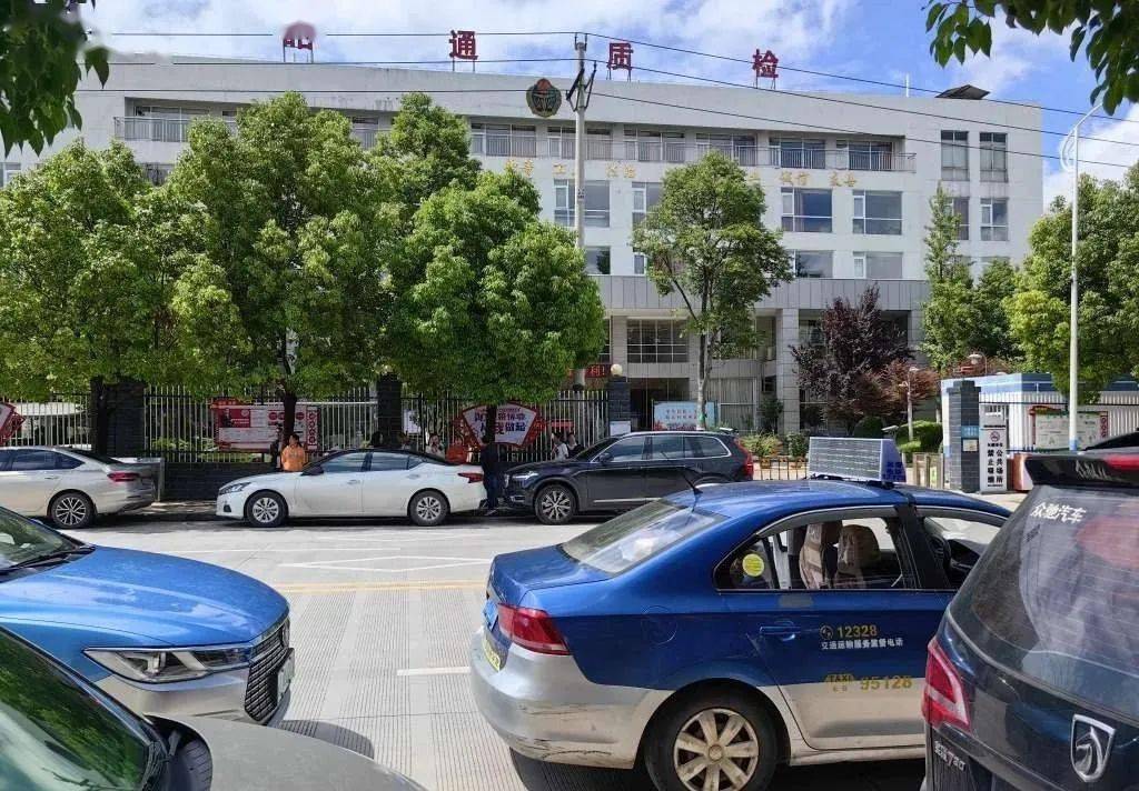 镇雄对出租车计价器进行检测!