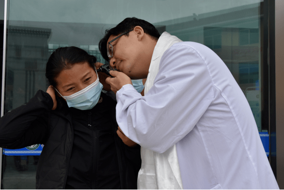 卓玛向耳鼻喉科教职工党支部书记,副主任陈穗俊教授敬献哈达这次卓玛