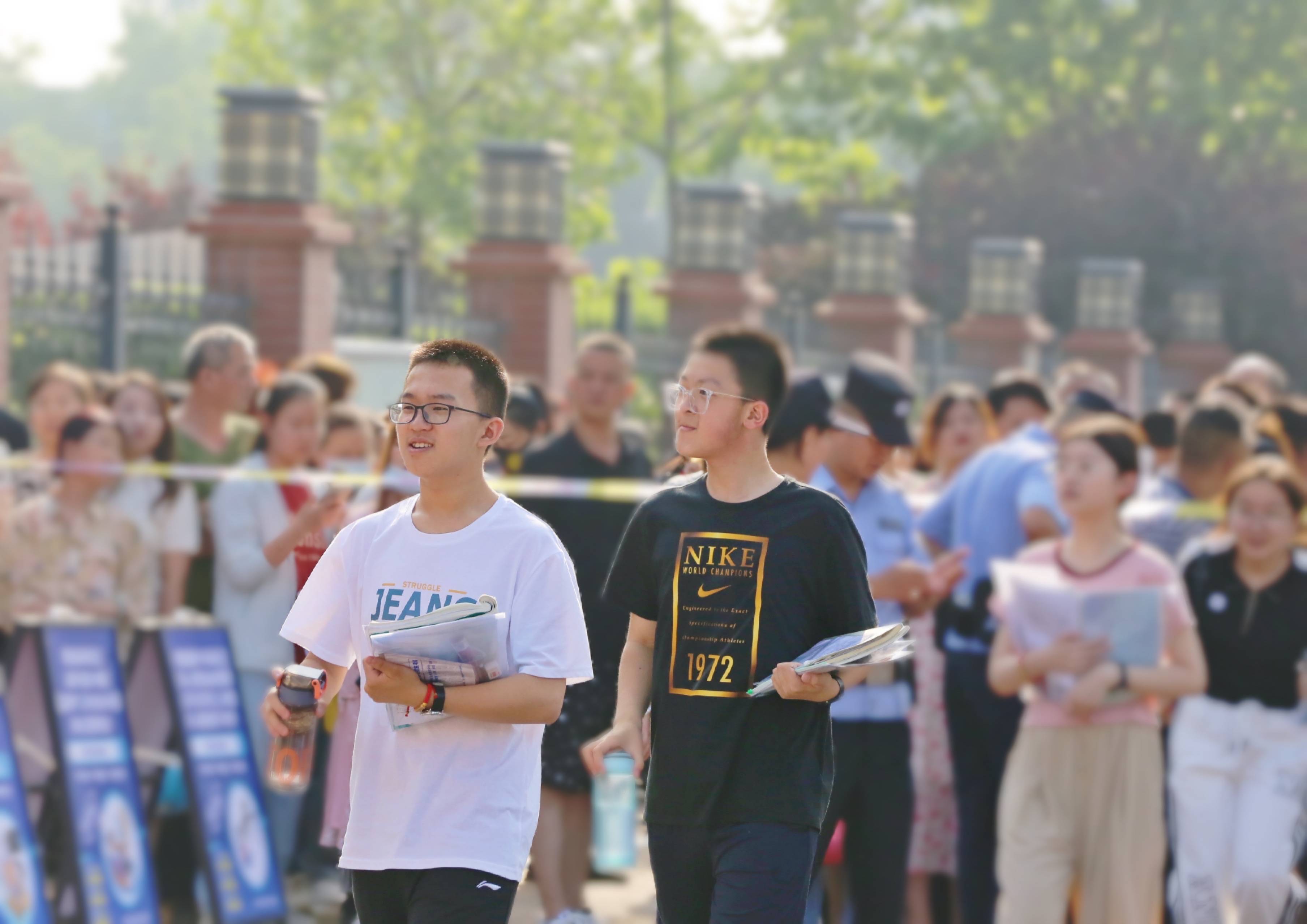 图话丨我省2023年中考拉开帷幕,全省35万余名考生奔赴考场_考点_家长