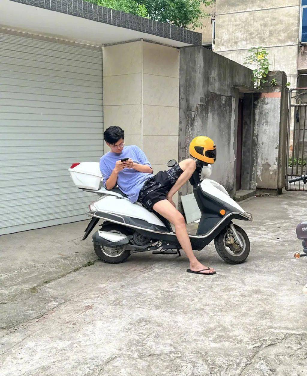 来源微博 @土味街拍大赏年度错位图第一名已诞生.返回搜狐,查看更多