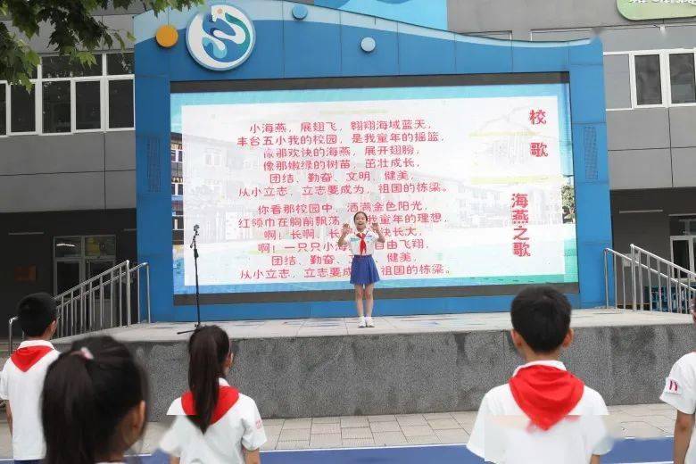 全校师生注视国旗冉冉升起,高唱国歌和校歌,共呼校训.